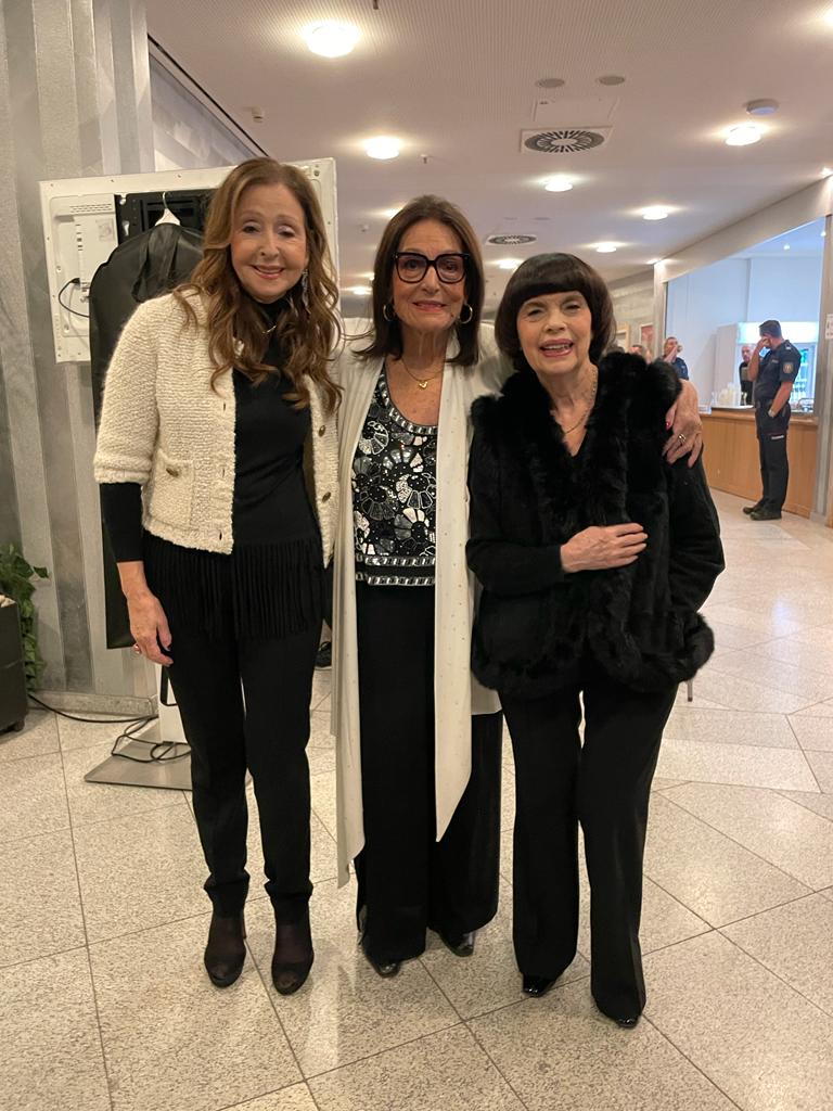 Ein schönes Wiedersehen mit meinen Freundinnen beim #Adventsfest 🎄✨ Nana und Mireille gehören für mich zu den größten Sängerinnen weltweit!

#NanaMouskouri #MireilleMathieu