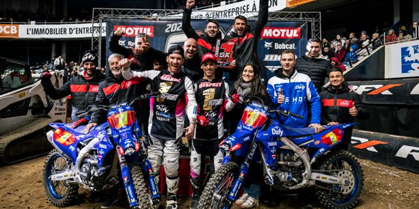 YamahaMotorFr's tweet photo. #SXTour – 1er-2 décembre 2023
Lyon-69 (7/7) : Titre en poche pour Grégory Aranda (#YZ450F) et Maxime Desprey (#YZ250F) !➡️https://t.co/XkPrOJpbmH
#YamahaRacing | #Yamalube https://t.co/TNtUVFtjap