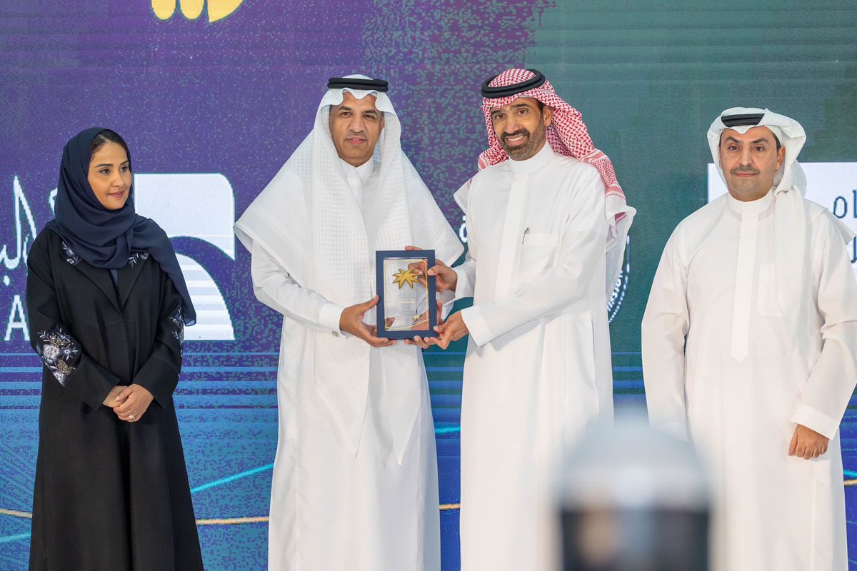 بحضور سمو الأمير سلطان بن سلمان 
معالي وزير الموارد البشرية والتنمية الاجتماعية <a href="/Ahmed_S_Alrajhi/">أحمد سليمان الراجحي</a> 
يكرم #جامعة_طيبة 
في ملتقى #اليوم_العالمي_للأشخاص_ذوي_الإعاقة 
ضمن أبرز الجهات الممكنة لذوي الإعاقة
ونفخر في جامعة طيبة بهذا التكريم وبحصولنا على المركز الثالث من بين 27 جامعة حكومية