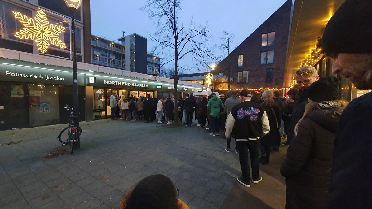 Aardige rij in de kou voor instore van <a href="/teddyswims/">Swimmy BoutDaCheck</a> bij <a href="/NorthEndHaarlem/">North End Haarlem</a>