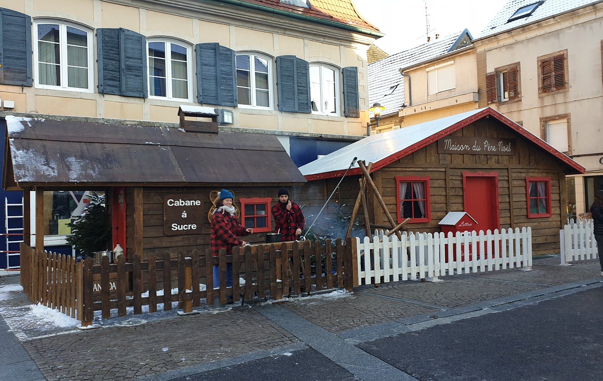 LaNinaCaracol's tweet photo. Agréablement surprise par le marché de Noël de #Hericourt (70), une vingtaine de chalets et plusieurs animations sympas: petit train, balades à poney, manège et maquillage pour les enfants... Et du soleil! #marchedenoel https://t.co/6EerkdRQ4D