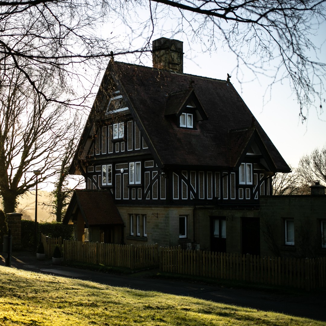 As the air turns crisp and the festive season takes over, we invite you to make yourself home in a place where timeless elegance and cosy moments intertwine.❤️✨ 

salomons-estate.com/holiday-cottag… #staycation #visitkent