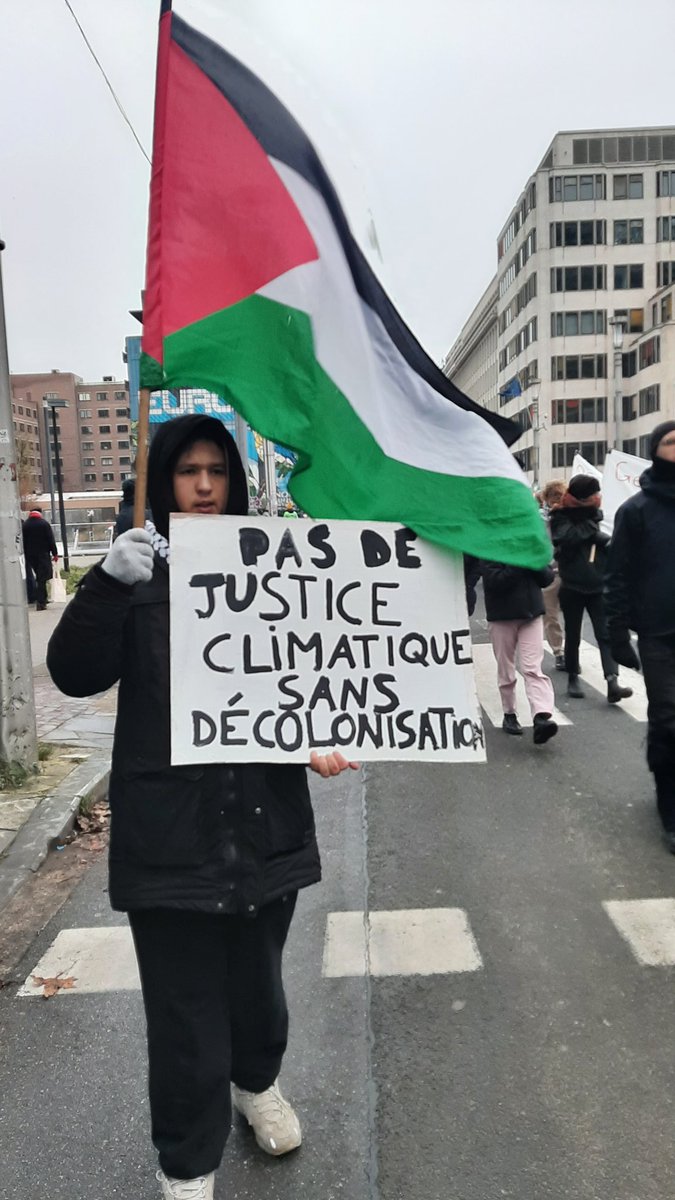 ABP_asbl's tweet photo. La Palestine bien représentée lors de la grande marche pour le climat de ce 3 décembre🌻🍉!

Il n’y a pas de justice climatique sans solidarité internationale ! https://t.co/wthqhFINix