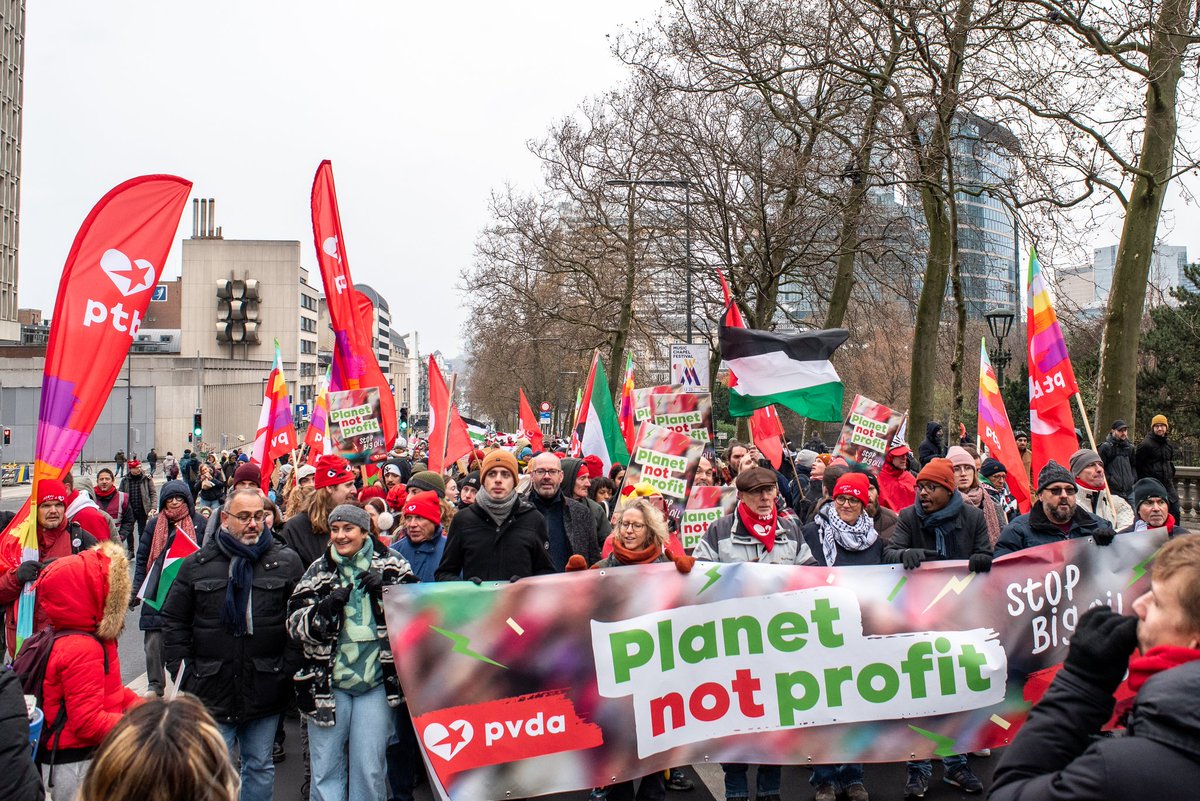 Sofie_Merckx's tweet photo. Ensemble avec 25.000 personnes à Bruxelles à l'appel de la Coalition Climat.
Il est temps de mettre la planète et l'humain avant le profit des géants du pétrole. #stopbigoil #planetnotprofit https://t.co/vIrVGi0jn7