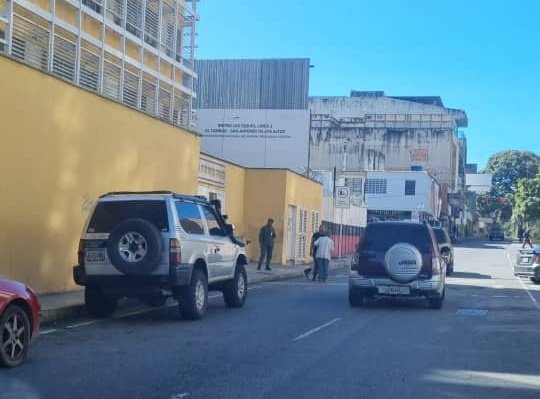 dmurolo's tweet photo. #3Dic 12:00m Así lucen los centros de votación en Los Teques para la hora. No se registra cola en ninguno para participar en el referendo por el Esequibo https://t.co/26nvOnL74E