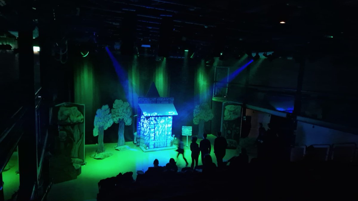 Djspoons's tweet photo. #lighting #lightingdesign #schoolshow #chamsys 
https://t.co/ZEtRhwTbJA https://t.co/a6wPA2Q3no