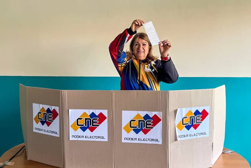 #Entérate📢 Desde el estado Monagas, nuestra Ministra del Poder Popular para la Educación, Yelitze Santaella @_laavanzadora  ejerció su  derecho al voto en el histórico Referendo Consultivo por nuestra Guayana Esequiba.

Por el presente y el futuro de Venezuela.🇻🇪