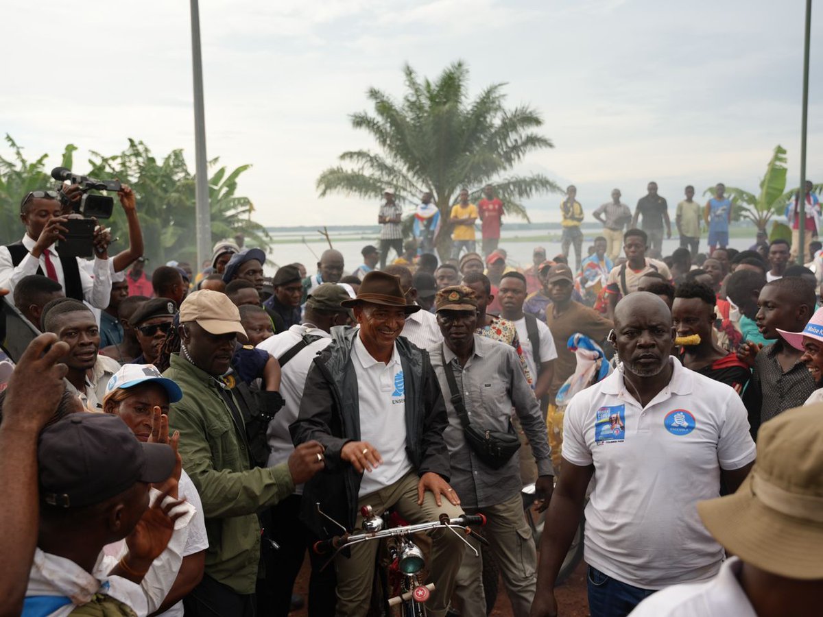 Campagne Électorale: C'est à  vélo, ce moyen de transport également prisé à l' Equateur, que @moise_katumbi a rejoint sa résidence juste après son meeting...un autre moment de Communion et de proximité avec la population de Mbandaka 

#RDC, #présidentielle2023
