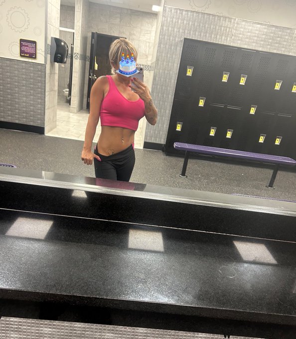 This is thirty fucking two!  Don&rsquo;t mind me saying I glowed the fuck up. Happy birthday to me!! 🎂🥳 https://t