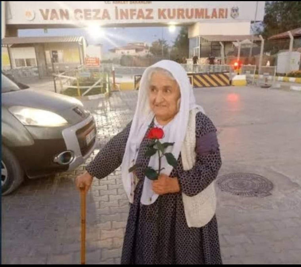 81 yaşındaki yüzde 53 engelli raporu bulunan MakbuleÖzer, 4 ay cezaevinde kaldıktan sonra Adli Tıp'ın "Cezevinde kalamaz" raporuyla tahliye edilmişti.

1 yıl önce o karara imza atan aynı Adli Tıp üyeleri bugün "Cezaevinde kalabilir" kararını verdi. 

#MakbuleözeriçinAdalet