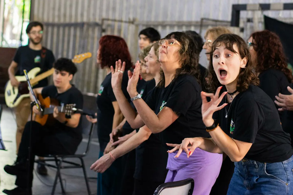 🎵 • "FLOR DE ORQUESTA" EN "EL POLI DE FLORES".

AYER en horas de la mañana se desarrolló este concierto con gran cantidad de público. Como siempre en nuestras actividades, el público fue ecléctico, de todas las edades, y siguió la presentación con mucha atención.