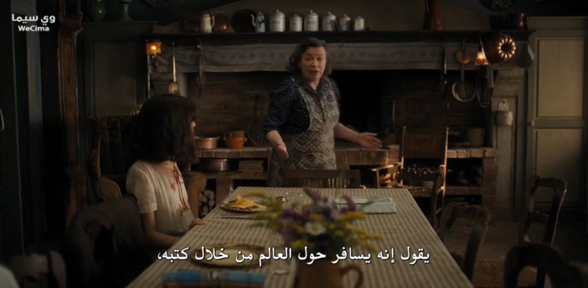 يسافر حول العالم من خلال كتبه .