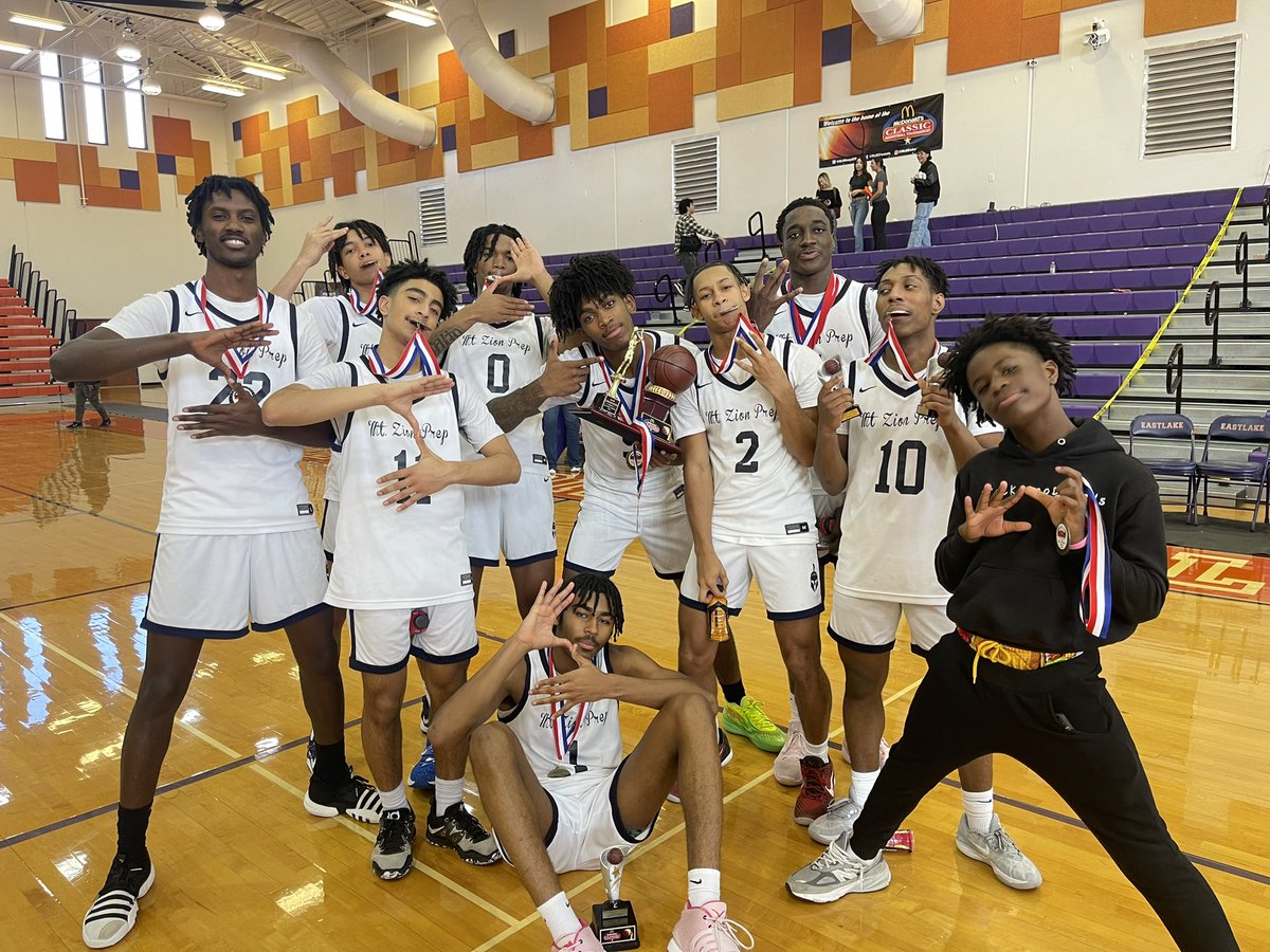 G0LD3NCh1LD22's tweet image. Ran it up in El Paso @McDHoopsElPaso . Told em I’m from around the way, I’m leaving here with something 🏆 #StackGoodDays