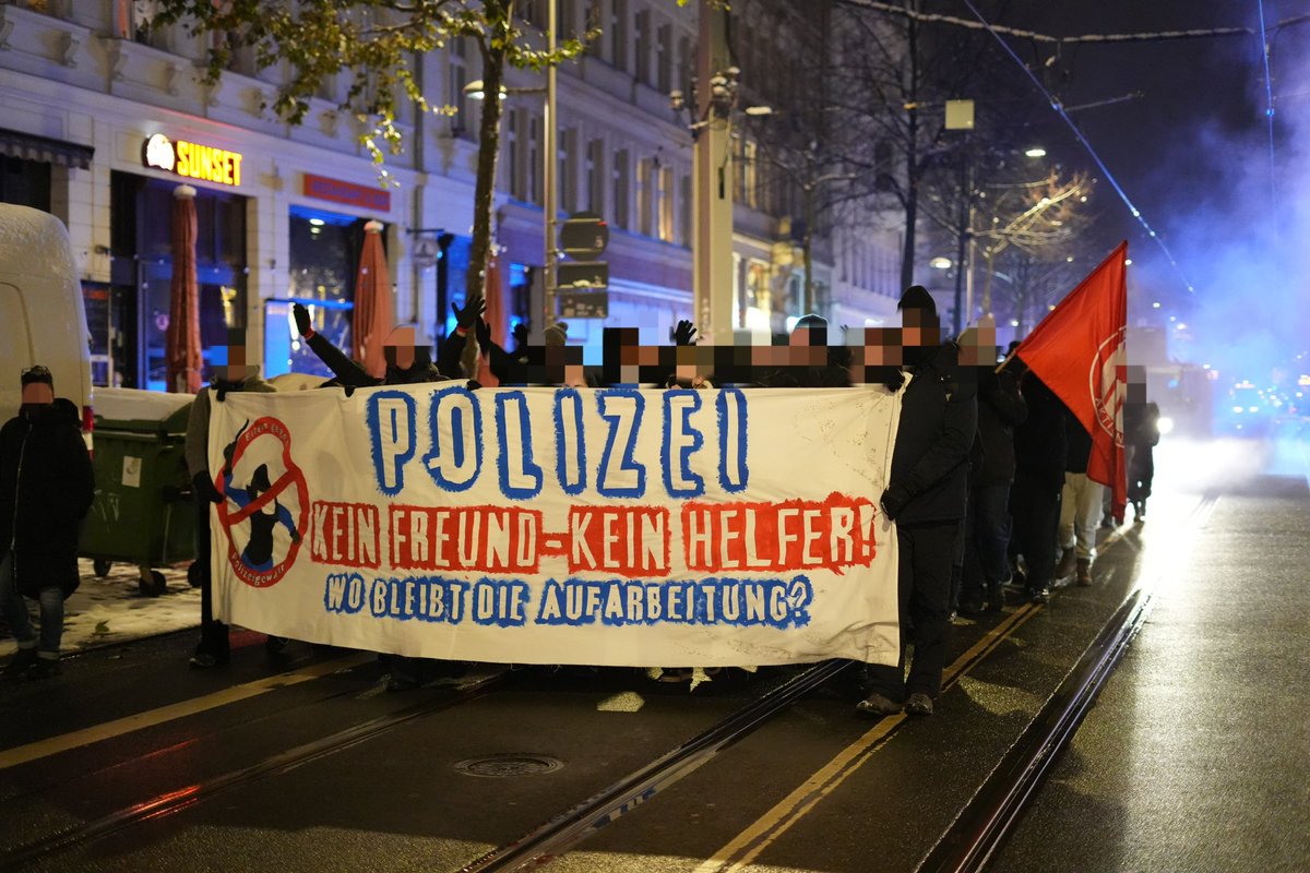 17:20 Aktuell zieht eine Demonstration 6 Monate nach dem „#LeipzigerKessel“ organisiert durch die @ElternggPG zur Dimitroffwache.
#Le0312 #le0306