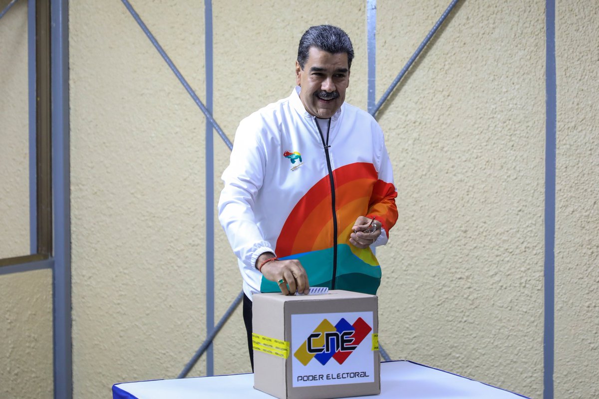 ¡Contento de haber sido el primer votante! Es primera vez en 150 años de lucha por lo nuestro, por la Guayana Esequiba, que se abren las puertas de los centros electorales para consultar la opinión del pueblo venezolano, quien hoy ejerce la soberanía absoluta y constitucional.