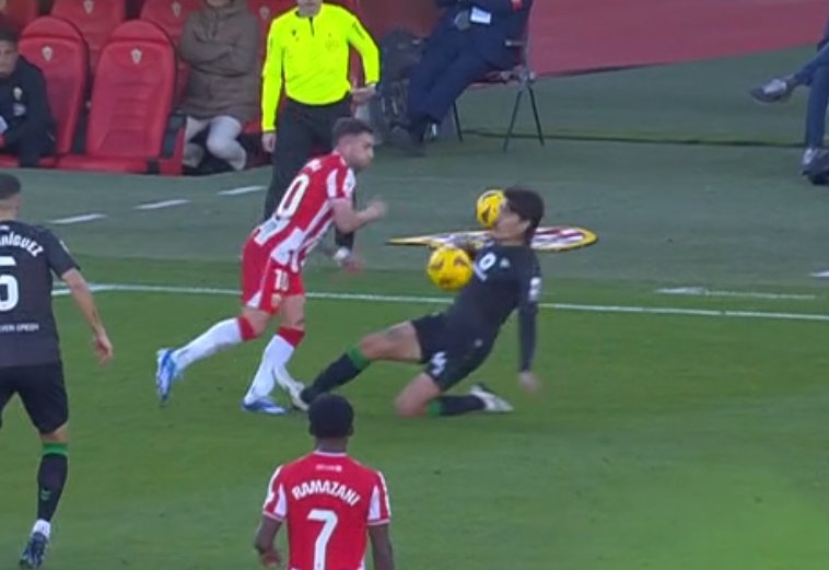 Ayer era "sigan"; hoy, roja. ¿La diferencia? El escudo del pecho.