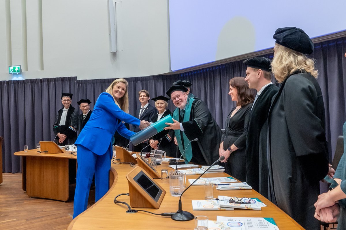 Hora est! 🎓
Almost 3 weeks ago I defended my #PhD thesis entitled "The clonal dynamics underlying the genesis and regression of myeloid disorders" and was awarded the doctorate cum laude! It was a fantastic day, thanks to everyone for the support! <a href="/prinsesmaximac/">PrinsesMáximaCentrum</a> <a href="/ErasmusMC/">Erasmus MC</a>