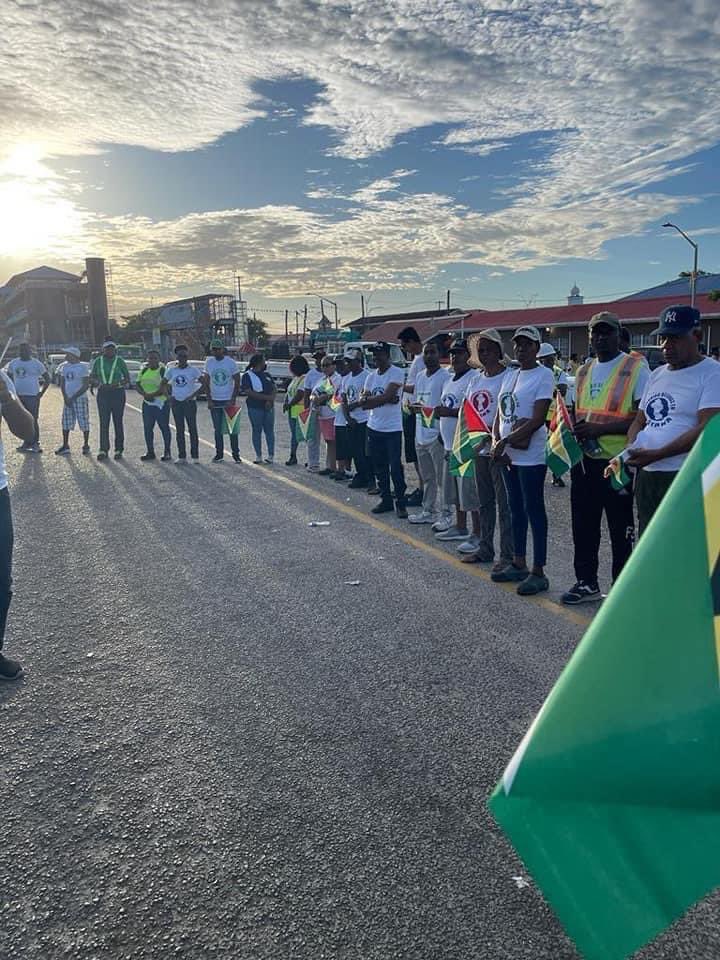 𝐍𝐀𝐓𝐈𝐎𝐍𝐀𝐋 𝐂𝐈𝐑𝐂𝐋𝐄 𝐎𝐅 𝐔𝐍𝐈𝐓𝐘 🇬🇾 | 
Guyanese form human chain of hands, demonstrating the symbol of unity and strength in affirmation of our unwavering position on our nation's sovereignty and territorial integrity.
#IsWeOwn