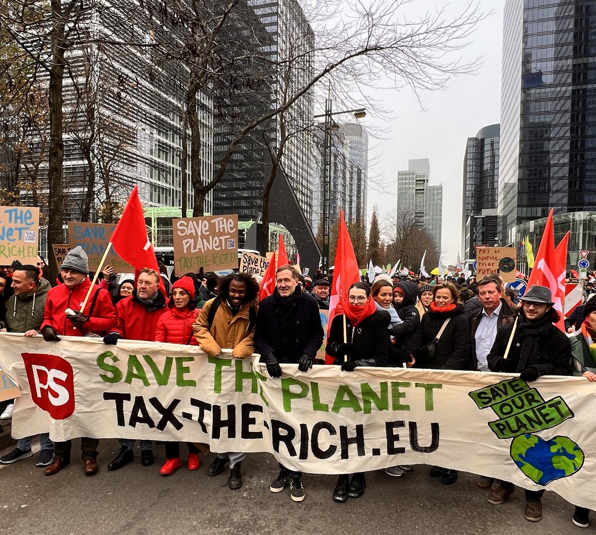 FredericDaerden's tweet photo. Sauver la planète et surtout les gens qui y vivent. La justice sociale est le seul chemin vers un futur vivable. https://t.co/ZPVZyLSvwY https://t.co/q46qBKxeKD