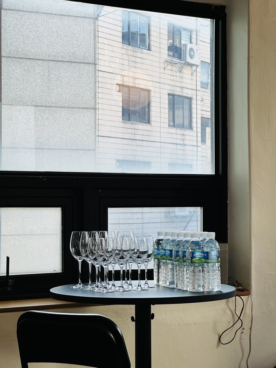 Ceui's tweet image. 오늘 바 1차 와인 시음회 했다. 이제 진짜 뭔가 하고 있는 느낌