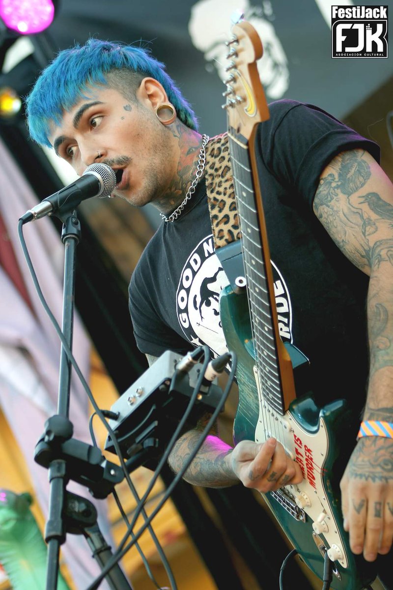 ENORME TALENTO por los cuatro costados el del <a href="/ElMonstruoDelL1/">El Monstruo Del Lago.</a> delLago y un directo BRUTAL que sorprende y que eleva sus temas a lo más alto, es lo que nos trajeron a Festijack en otro concierto para la historia.
Su ley ¡EL QUE NO BAILE MUERE!
Foto oficiale FJK: <a href="/JorgeBobadilla/">Jorge Bobadilla</a>