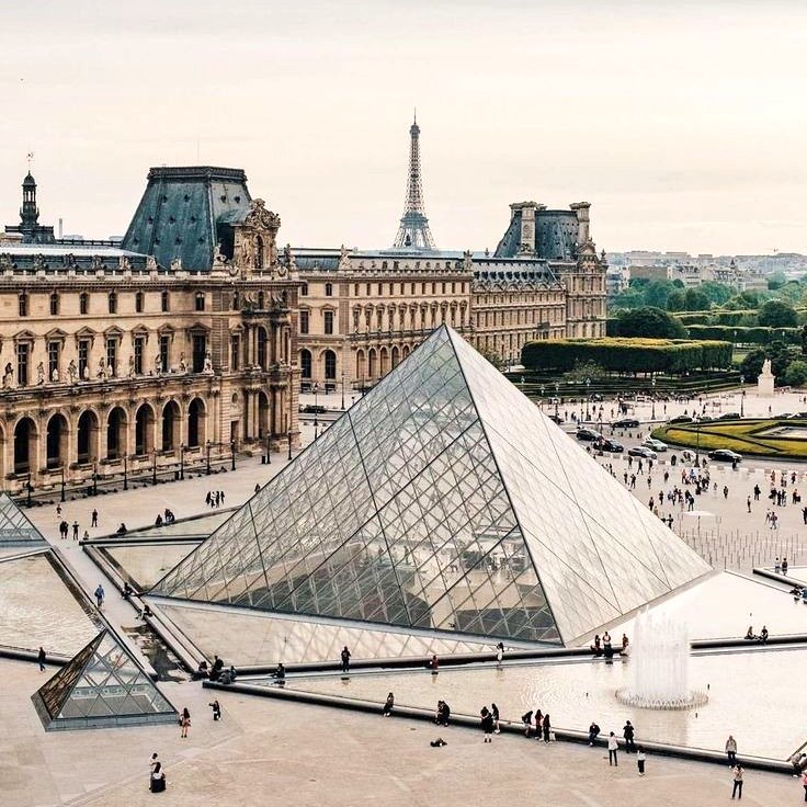 La ministra francesa de Cultura, Rima Abdul Malak, y la presidenta y directora del Museo del Louvre,...