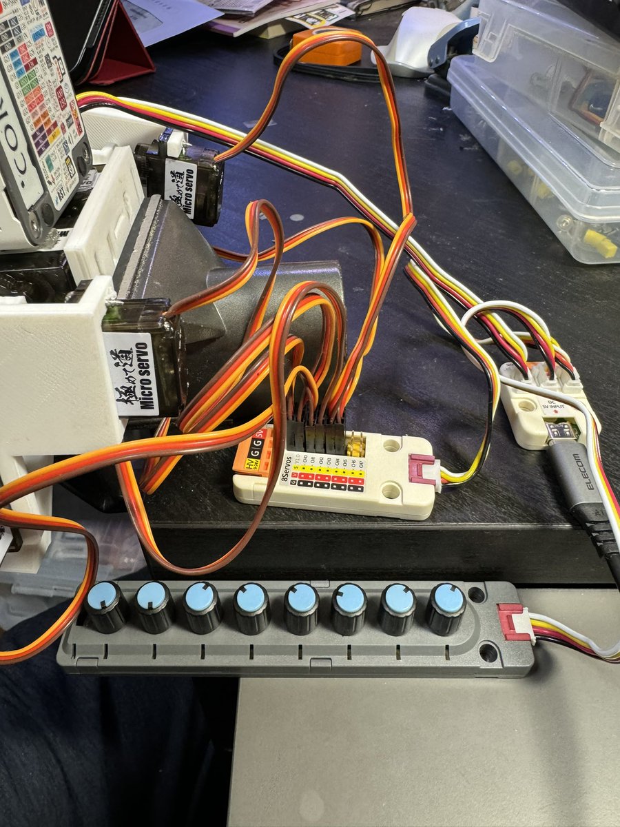 KantenNamako's tweet image. 雑に作った上半身ロボで関節を研究中。Investigating joint structure of upper-body tiny robot.
#M5Stack #Uiflow