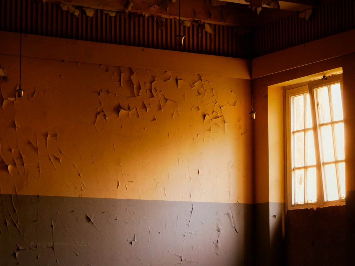 📷 6.0 sec at f/20, ISO 400, 101 mm (70-180) #dan23freedom
#abandoned #urbex #abandonedplaces #decay #lostplaces #forgotten #urban #explore #urbandecay #lostplace #forgottenplaces #urbexplaces #abandonedafterdark #windowart #windowlight #dreamy