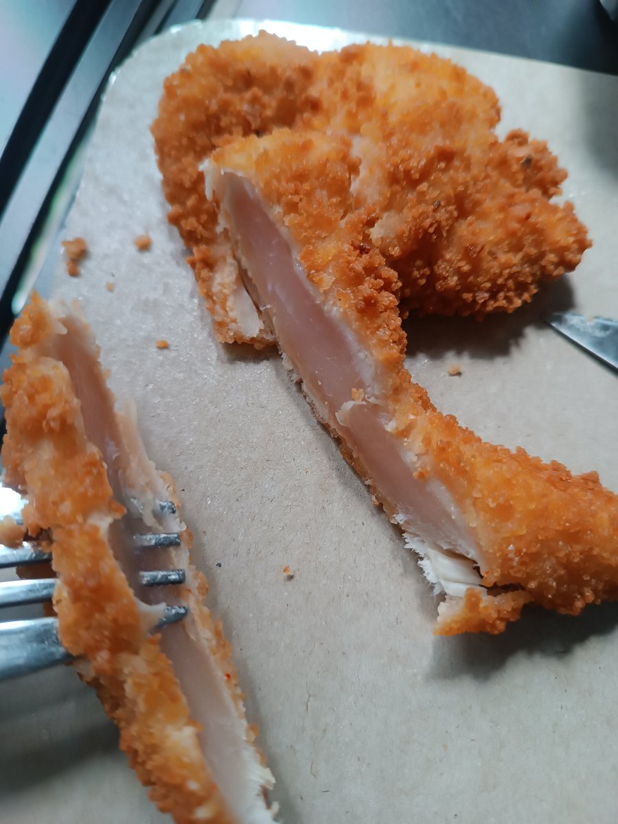 Alba_ricoque's tweet photo. Os muestro el pollo frito tan jugosito que nos pusieron anoche para cenar en la cafetería @serunion de mi hospital
🤢 https://t.co/EBsU0IcrN9