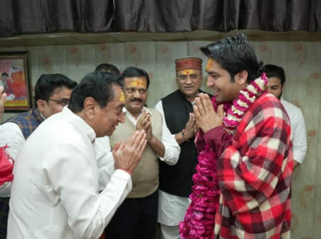 RindheAR's tweet photo. सत्तेची लालसा व बदलती विचारधारा माणसाला राजकारणातुन पायउतार होण्यास भाग पाडते ह्याचे जिवंत उदाहरण कमलनाथ.
#kamalnath
#MPAssemblyElection2023 
@INCIndia https://t.co/ohhzhoQlAL