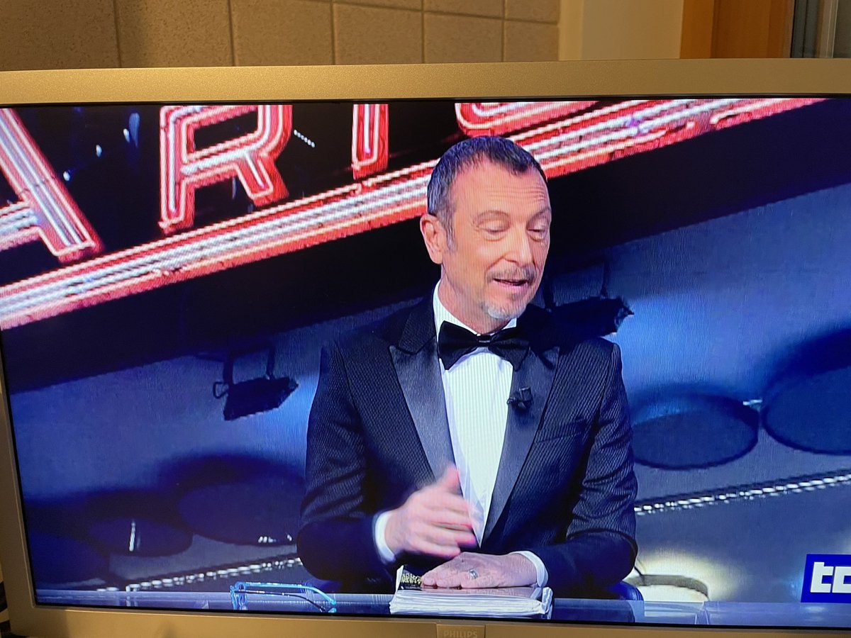 Domenica 3 dicembre. Il tg1 delle 13:30 apre con Amadeus e il Festival. Non servono commenti