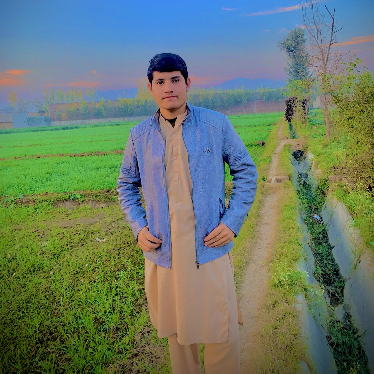 khankhan557161's tweet photo. #NewProfilePic https://t.co/7HBtWPk4gY
