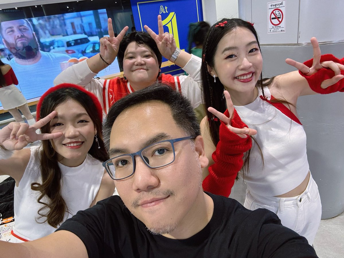 jokermaster619's tweet image. #Selfie กับสาวๆ #GPS ครับ แล้งคุณจะไม่หลงทางอีกเลย^__^ กัน, แซนดี้, โอที^^
.
#GPStrackingyou #TPOP #iPhone15ProMax #iPhonePhotography