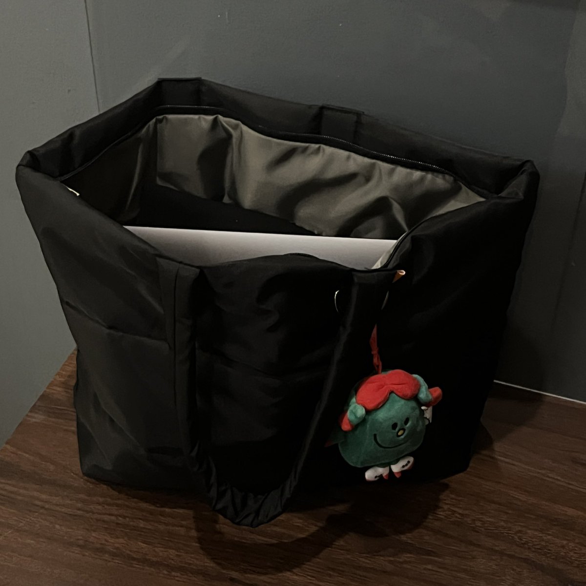 กระเป๋าของ whisperwhite คือ item ที่คนของเยอะควรมี ผ้าไนล่อนหนาจุของได้เยอะมากใส่ mac พร้อมสายชาร์จได้แบบพื้นที่เหลือๆ ช่องเยอะมีซิปแถมสะพายแล้วทรงโคตรสวย 👍🏾🤍