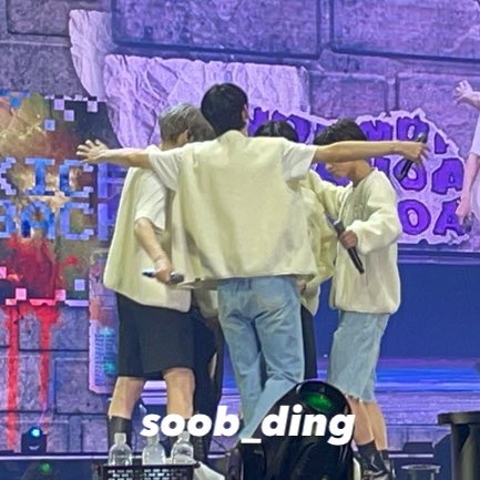 soob_ding's tweet photo. 231203 ACT : SWEET MIRAGE FINALE

연준이 뿌엥 되자마자 손 벌리며 다가가는 수비니.. 수빈이가 이렇게 따뜻한 리더에요🥺🥺

#TXT #수빈 #SOOBIN https://t.co/z0HQUpYnf3
