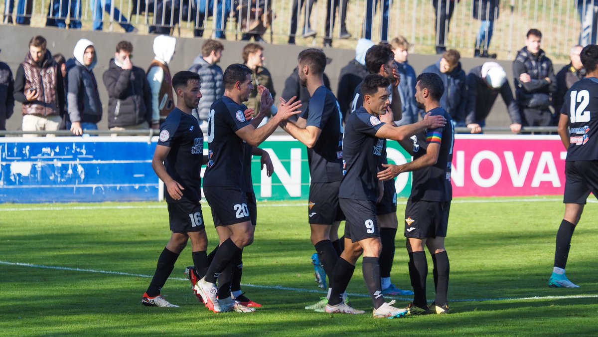 💣 FINAAAAAAAAAAAAAL!! @FundacioUETona 0-5 #UEOlot ⚽ @pabloufanoo9, @marcmas9, @ForesArnau, Terma i @mchabboura 😲 Quin matí, quina golejada! #TonaOlot #3RFEF5 #ElQueOlotEsMereix