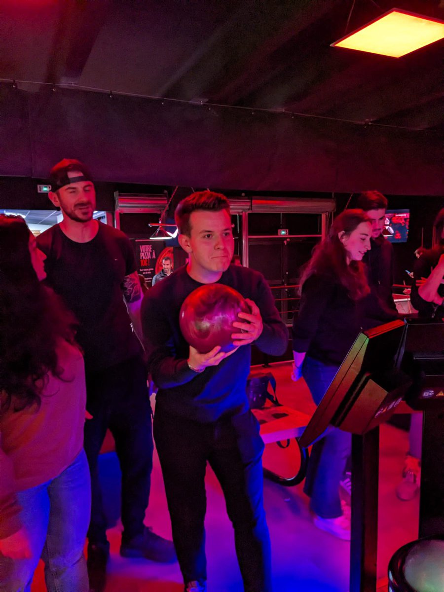 kubicki_lks's tweet photo. 🎳 Magnifique soirée avec le @RNJ_13off des 11e et 12e arr de #Marseille 

💪La jeunesse marseillaise prête pour les élections européennes, #VivementLe9Juin 

😁 Merci à mon ami @arnaud_keller pour son invitation. https://t.co/dvt7wxPRVD