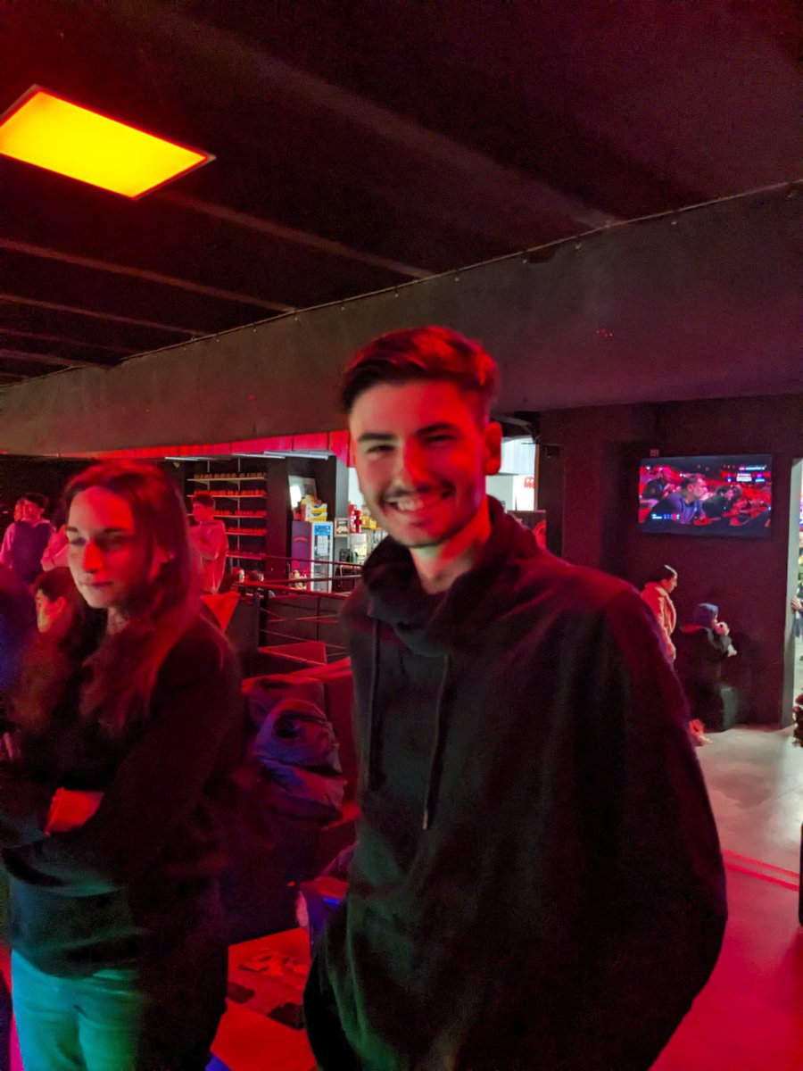 kubicki_lks's tweet photo. 🎳 Magnifique soirée avec le @RNJ_13off des 11e et 12e arr de #Marseille 

💪La jeunesse marseillaise prête pour les élections européennes, #VivementLe9Juin 

😁 Merci à mon ami @arnaud_keller pour son invitation. https://t.co/dvt7wxPRVD
