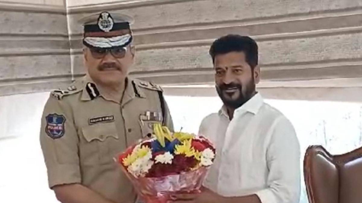 #Telangana government suspended DGP Anjani Kumar following a recommendation from ECI to initiate action against him as he violated model code of conduct by meeting Congress chief A. Revanth Reddy at latter’s house even as Assembly poll results were being announced @MARRIRAMU