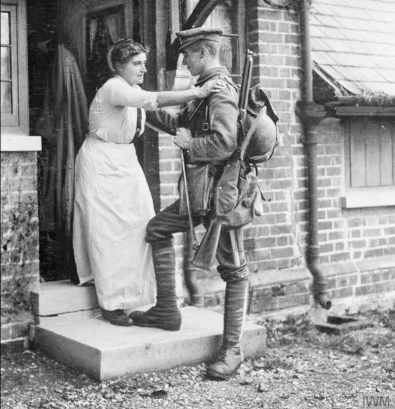 A soldier of the Sherwood Foresters is wished farewell by his mother on the doorstep as he departs following a period of leave.

Source: Imperial War Museum London
#WW1 #warhistory