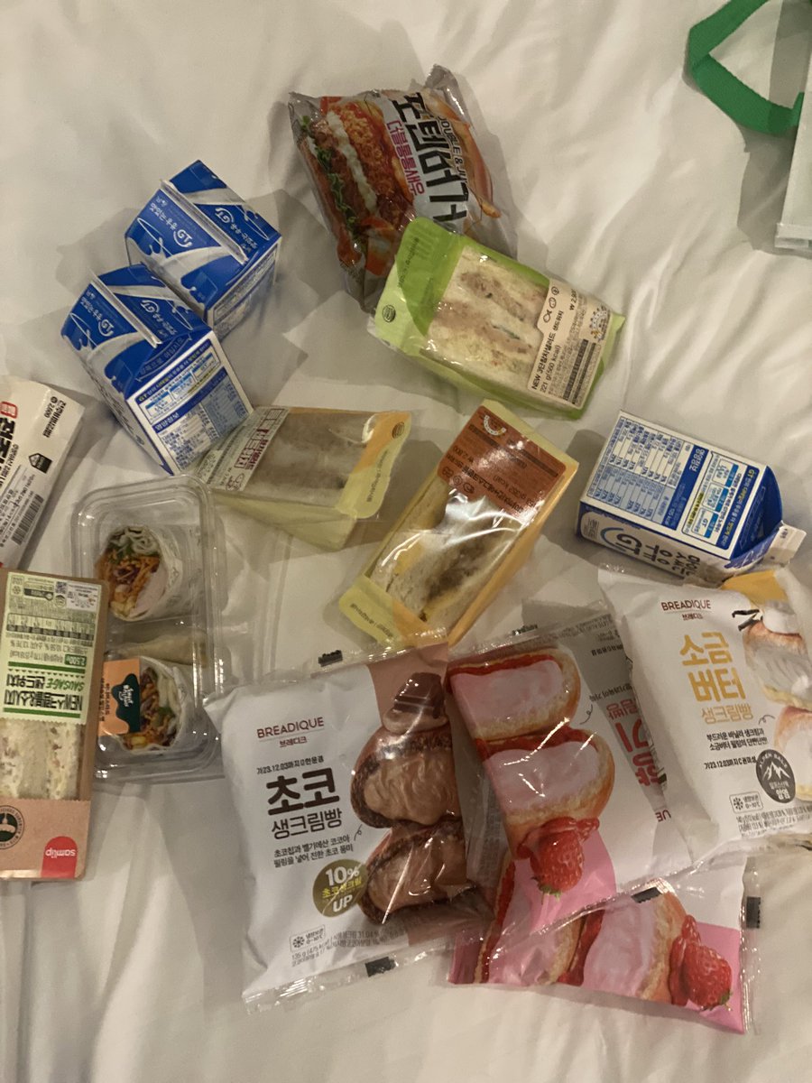 좋은사람+좋은사람+좋은사람하구.
먹고, 마시고, 웃고 떠드는 송년회🥂

그렇게 또 하나의 추억 저금🫶🏻
(feat.신년회때 또 봐야해요 우리~~)

<a href="/solsol_yy/">솔솔</a>
<a href="/Yany01234/">Yany</a> 
@xerxesun