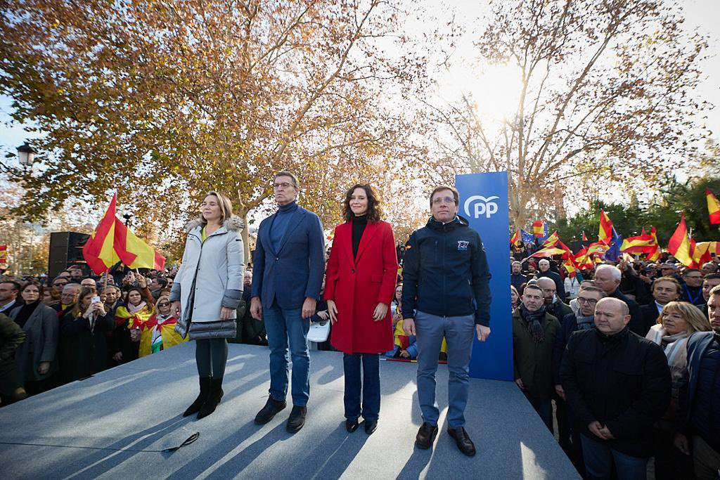 Amnistía NO. Viva la Constitución. Viva el Rey. Viva España.