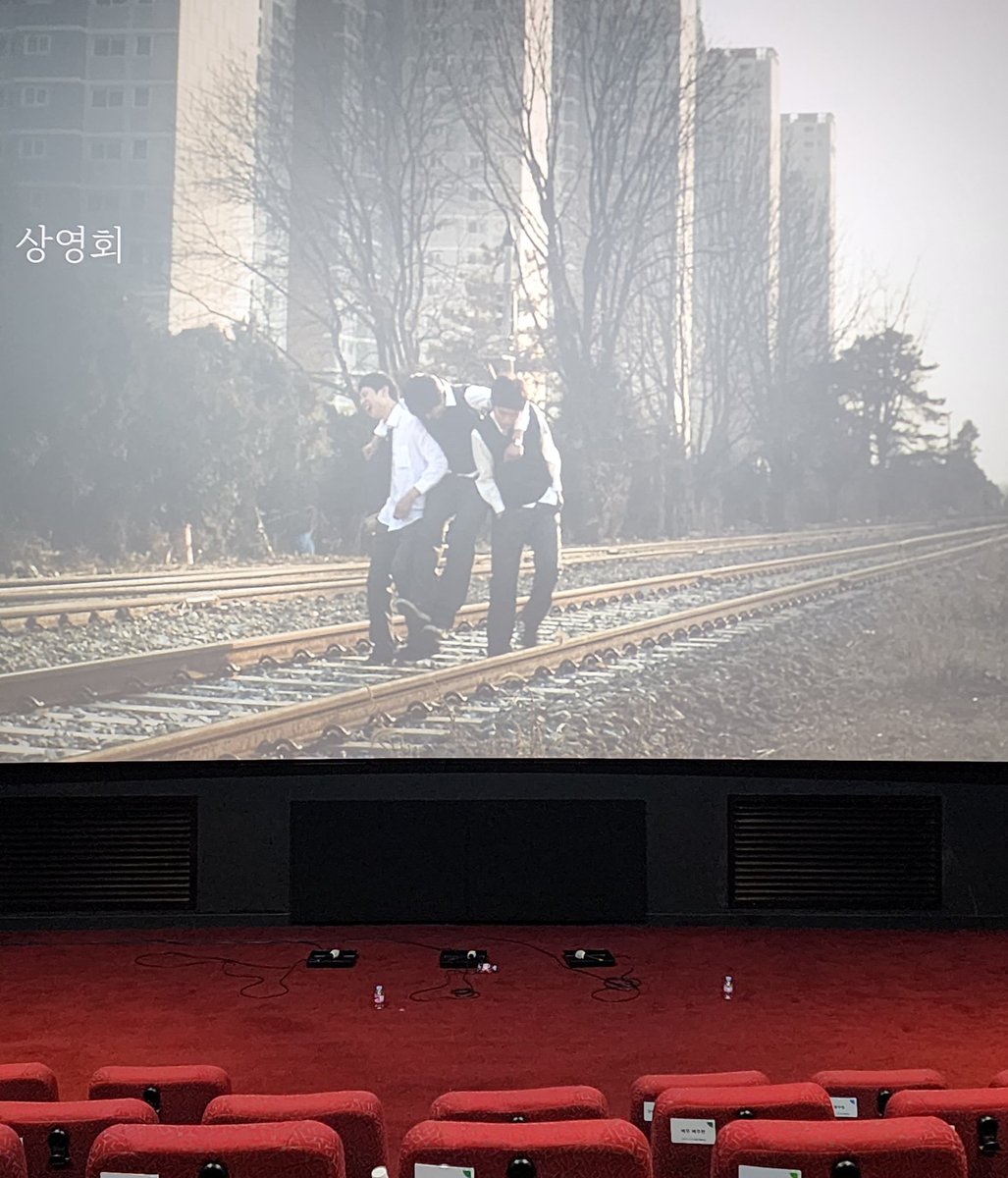 롯데시네마 홍대입구점 8층, 독립영화 전용관 인디스페이스에는 배우 옹성우 좌석이 있어요. 독립영화를 응원하는 마음과 We eternally love ong seong wu 라는 의미를 담고 있는 E10번 좌석. 앞쪽 가운데라 시야가 무지 좋았어요