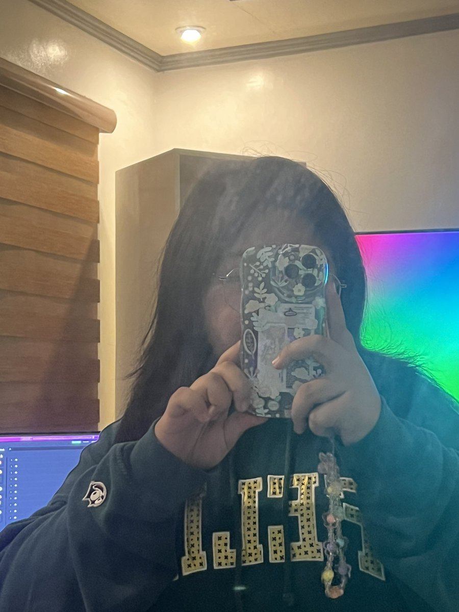 jhapchaes's tweet photo. year 3 still my sweater 🤪🤪🤪🤪 https://t.co/5qGfLMJpmt