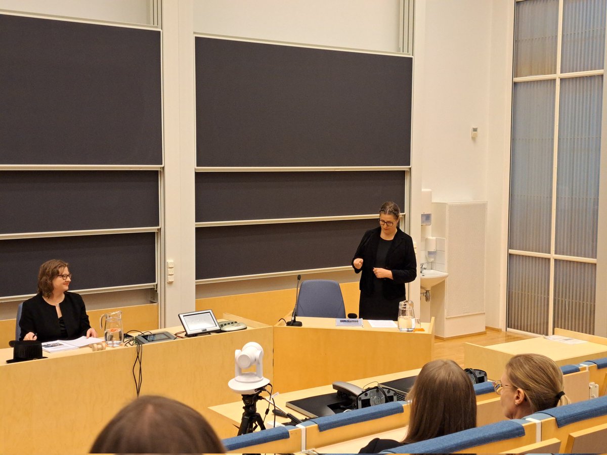 Nina Sivusen väitöstilaisuus 2.12.2023 jää historiaan. Nähtävästi Suomen ensimmäinen viittomakielinen väitöstilisuus, sillä vastaväittelijä Johanna Mesch on myös kuuro. Onnea @nijosivu tärkeästä väitöstutkimuksesta!