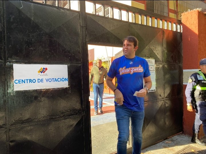JosefinaAlvar90's tweet photo. Para este hoy si hubo buena organización, si es una elección que le  interesa al país y de paso consiguió su centro de votación sin problemas, no lo vi, ni leí ni escuché quejarse de absolutamente nada https://t.co/mVmR9SSE0B