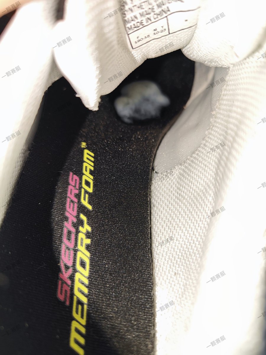 #扫楼 #打胶 #射鞋 #扫楼打胶 挖藕，楼上小姐姐的新斯凯奇！这次是绝对的新鲜，鞋底只有轻微的痕迹，甚至鞋头的吊牌都没摘！这么穿简直太可爱了吧。果断给你来上一发。又有新鞋子可以持续输出，观察它的变化了，真刺激😘