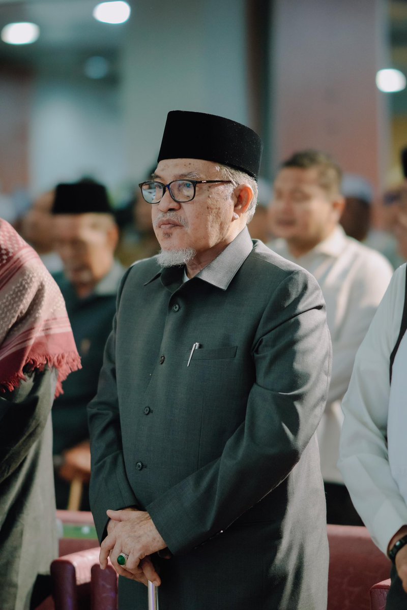 نحن لا نستطيع إيقاف الأمواج
لكننا نستطيع تعلم السباحة تلك هي الحياة تعلم الصبر فليس كل يوم رائع

Kita memang tidak mampu menghentikan ombak, tapi kita bisa belajar untuk berenang.
Demikianlah kehidupan, belajarlah kesabaran, karena hari-hari tidak harus selalu indah.