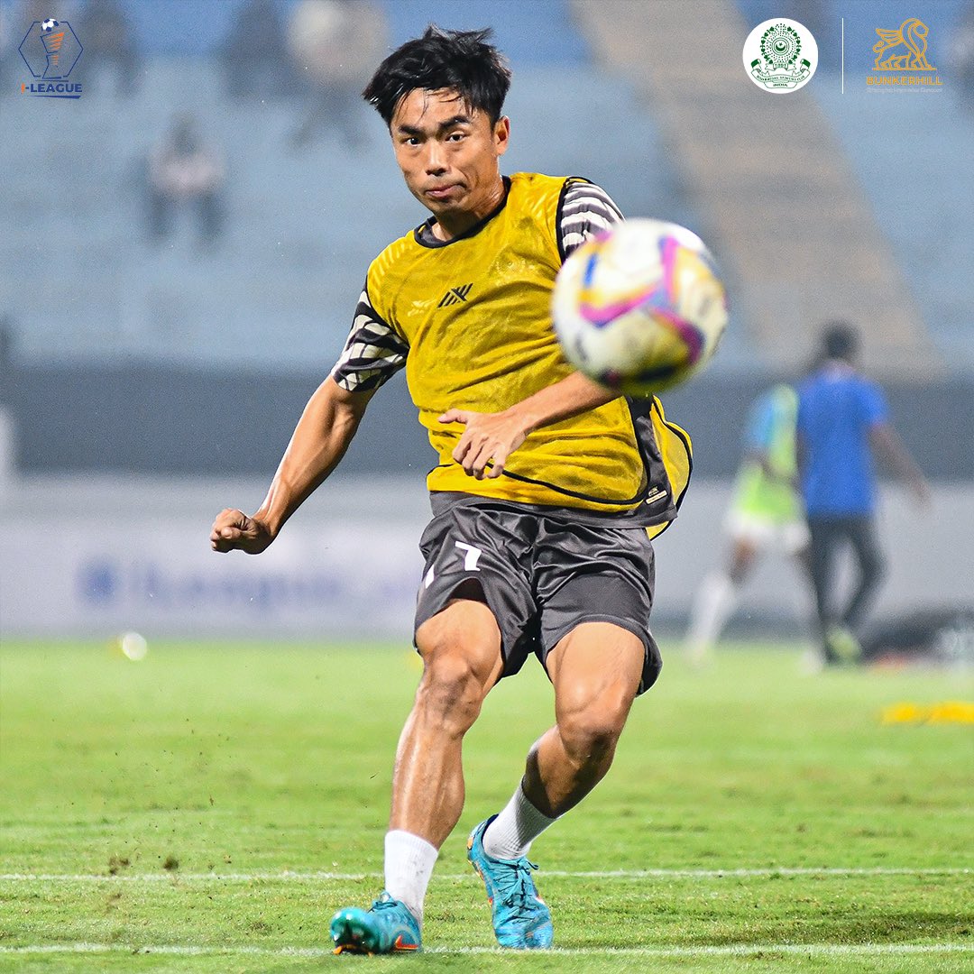 MohammedanSC's tweet photo. Igniting the field with our pre-game pyrotechnics! ⚽🏃
#JaanJaanMohammedan 💪🏼#BlackAndWhiteBrigade 🤍🖤 #ILeague 🏆 #IndianFootball ⚽ #MDSPSDEC https://t.co/bxx37jm0z0