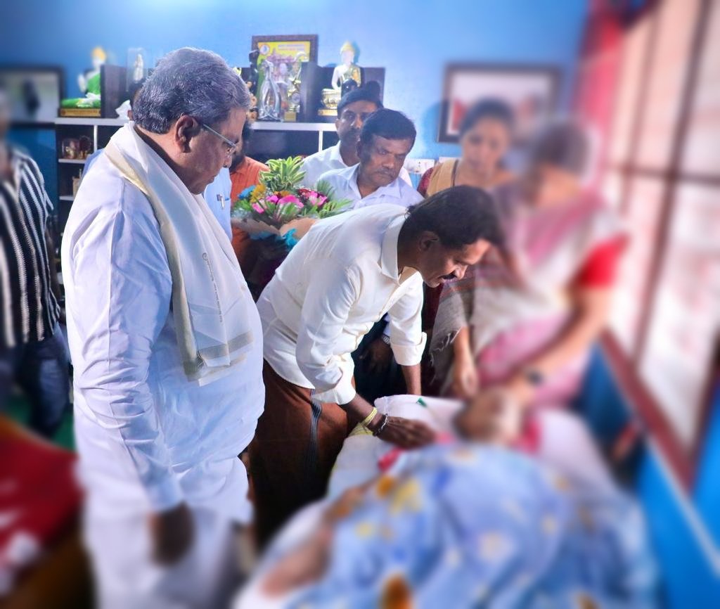 ಮುಖ್ಯಮಂತ್ರಿ <a href="/siddaramaiah/">Siddaramaiah</a> ಅವರು ಇಂದು ಸೋಲದೇವನಹಳ್ಳಿಯಲ್ಲಿ ಇರುವ ಹಿರಿಯ ನಟಿ  ಲೀಲಾವತಿ ಅವರ ನಿವಾಸಕ್ಕೆ ಭೇಟಿ ನೀಡಿ, ಅವರ ಆರೋಗ್ಯವನ್ನು ವಿಚಾರಿಸಿದರು.

ಲೀಲಾವತಿಯವರಿಗೆ ಚಿಕಿತ್ಸೆಯ ಅಗತ್ಯ ಕಂಡುಬಂದು ಅವರನ್ನು ಆಸ್ಪತ್ರೆಗೆ ದಾಖಲಿಸಿದರೆ ಚಿಕಿತ್ಸಾ ವೆಚ್ಚವನ್ನು ಸರ್ಕಾರವೇ ಭರಿಸಲಿದೆ. 

ಲೀಲಾವತಿಯವರು ಆರೋಗ್ಯವಂತರಾಗಿದ್ದಾಗ ಜಮೀನು